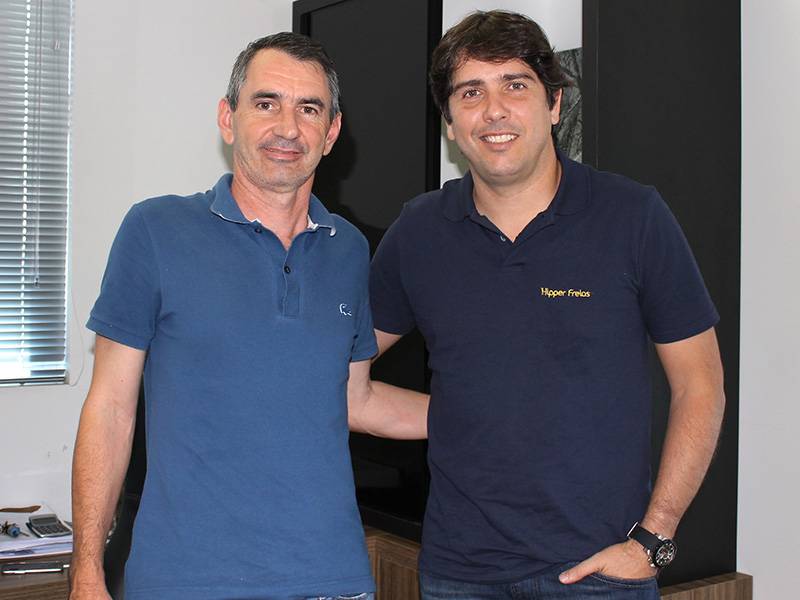 Campeão Cacá Bueno visita a empresa Hipper Freios