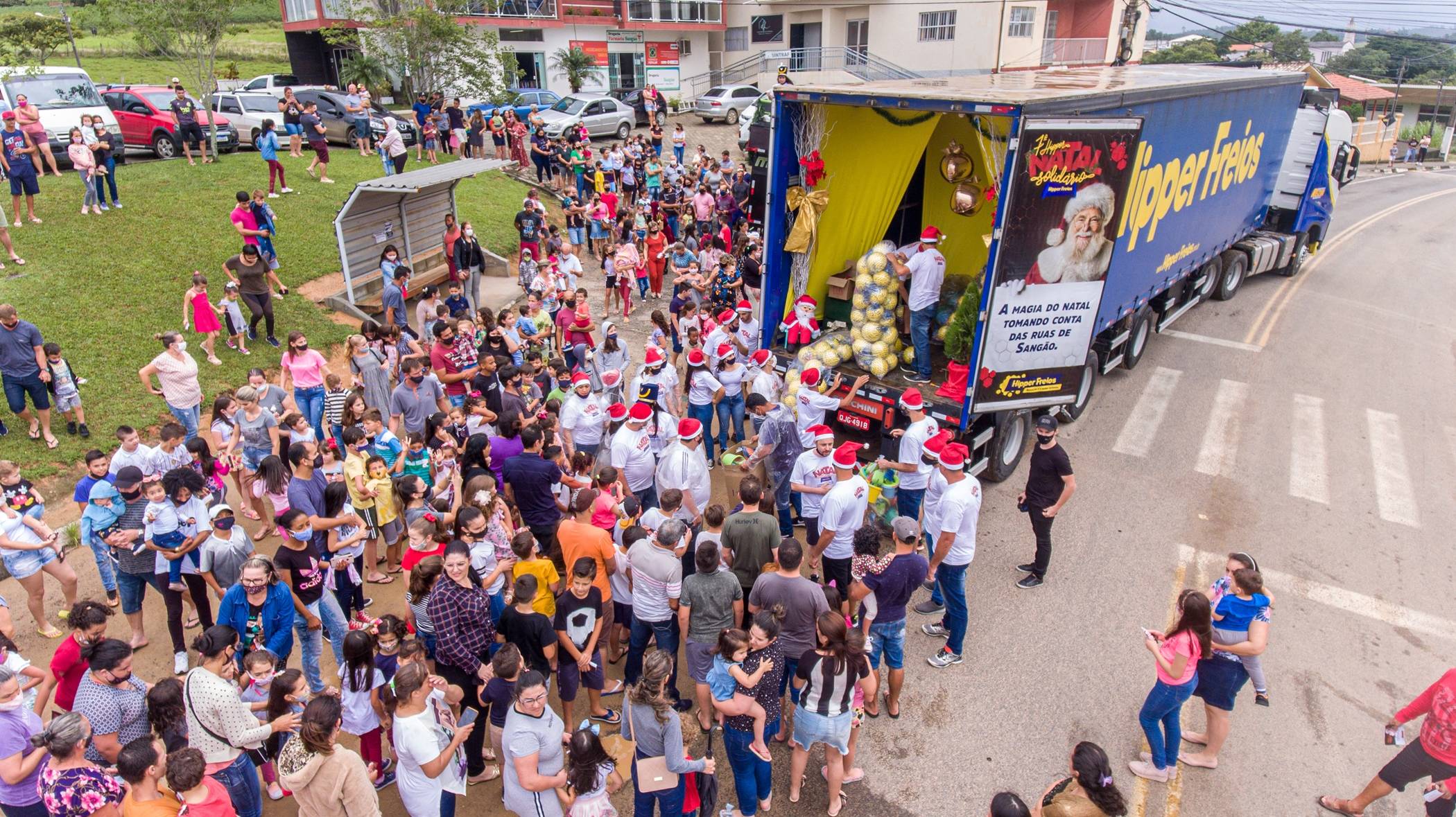 Hipper Navidad Solidaria lleva alegría y esperanza a los niños y familias de Sangão